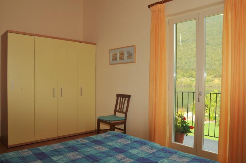 Bedroom with double bed - Residence Vico - Idro lake