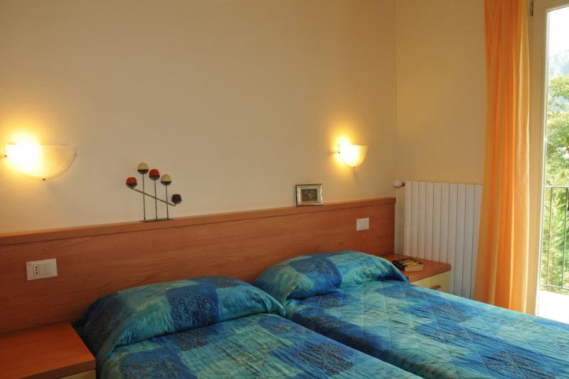 Slaapkamer met twee gescheiden bedden - Residence Vico - Idromeer